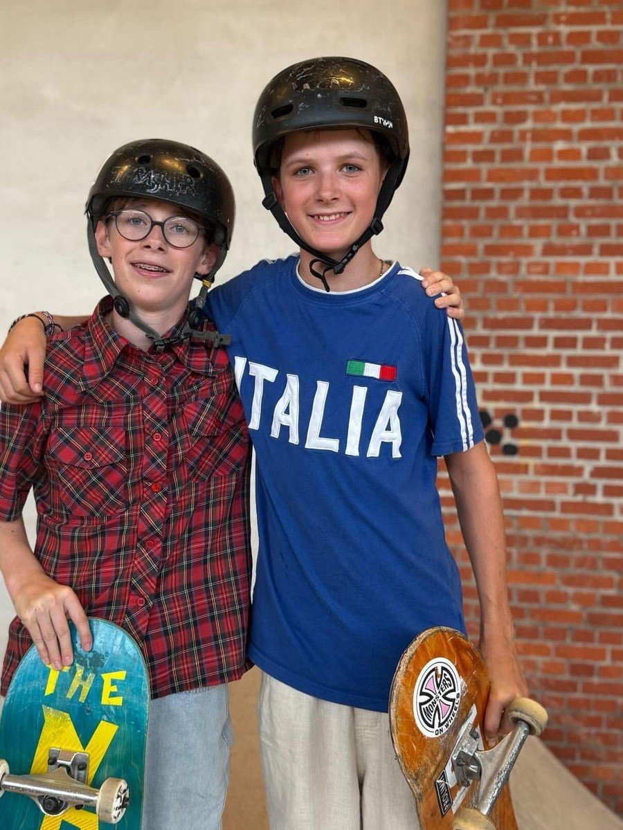 Twee deelnemers van de Skate Xperience met hun skateboard