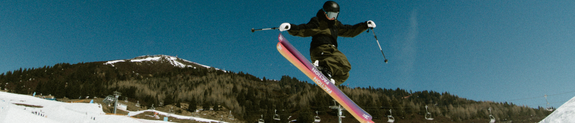 Freestyle skiër maakt een jump in het snowpark